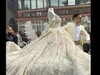O nuntă cu alai din Buzescu, Teleorman, a blocat străzile și trotuarul. Rochia miresei, plimbată pe un Rolls (...)