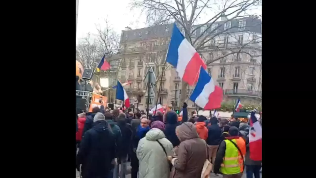 Manifestație la Ambasada României din Paris pentru susținerea lui Călin Georgescu