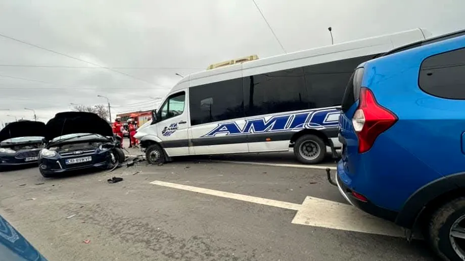 Şase vehicule, între care un microbuz de transport persoane, implicate într-un accident