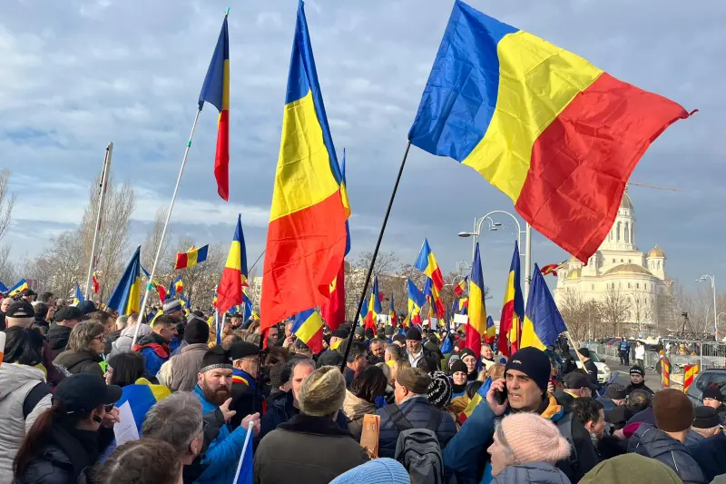 Mii de români au ajuns în Piaţa Victoriei strigând „Să vă fie frică, poporul se ridică”, „Turul 2 înapoi”, „CCR, o (…)