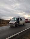 Accident între un microbuz cu opt persoane și un camion cu remorcă