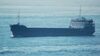 O navă lovită cu rachete de rebelii houthi a fost abandonată de echipaj