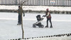 Patinoar improvizat în Braşov, după ce apa unui lac a îngheţat. Specialiştii spun însă că distracţia e foarte (…)