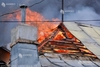 Incendiu într-un apartament din cauza unei lumânări nesupravegheate - Zece locatari, evacuați