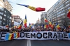 VIDEO Mii de protestatari au plecat din Piața Universității spre Piața Victoriei. Scandări 'Turul doi, înapoi!', (…)