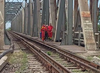 VIDEO Operațiune de salvare cu năbădăi: Pompierii s-au luptat să scoată dintre șinele de tren un bărbat care (...)