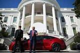 Trump face reclamă la Tesla lui Elon Musk, după ce a pierdut 30 de miliarde într-o zi: „Nu poate fi penalizat pentru (…)