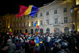 Ciocniri violente între protestatari și jandarmi în centrul Capitalei. Mai multe persoane, reținute