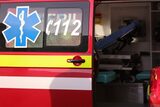 Un mort şi trei răniţi într-un accident între o maşină şi un camion