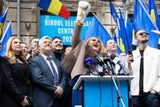 Diana Șoșoacă a pus lumânări și i-a blestemat pe judecătorii CCR: „Praful și pulberea să se aleagă de voi”