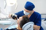 Frica de dentist persistă, în ciuda promisiunilor de tratament „fără durere”. Cum putem trece peste teamă