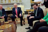 Trump, surprins de șosetele lui JD Vance, s-a oprit brusc din vorbit în cadrul unei discuții din Biroul Oval: (…)