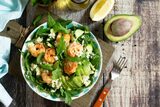 Salată de avocado cu creveți! Iată de ce să consumi mai des aceste crustacee marine!