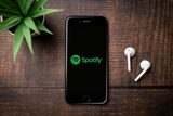 Spotify susține că plătește mai bine, dar artiștii nu sunt convinși: Care sunt motivele