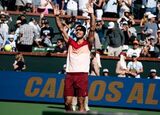 Carlos Alcaraz, zâmbete pe teren la Indian Wells datorită unor fani inventivi: „La final am făcut un selfie cu ei, (…)