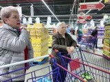 Românii au devenit mai chibzuiți la cumpărături. Caută mai ales reduceri: ”Orice bănuț economisit este binevenit”