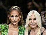 Jennifer Lopez, mesaj emoționant pentru Donatella Versace, care renunță la funcția de director creativ al brandului (…)