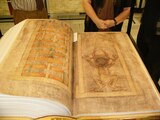 Ce este „Biblia Diavolului”, cea mai misterioasă carte din lume. Au fost sacrificate 160 de animale pentru realizarea ei