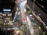 Zeci de mii de sârbi protestează împotriva președintelui, la Belgrad. O mașină a intrat în manifestanți, rănind mai (…)