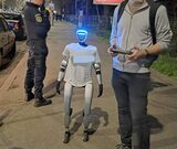 Un robot de peste un metru, văzut lângă mitingul din Piața Victoriei