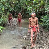 Aventurile unor români alături de oamenii junglei din triburile Mentawai. „Am căutat și mâncat viermi”