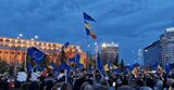 Steagul UE și al Ucrainei, deasupra tricolorului românesc, la mitingul denumit „pro-european” din Piaţa Victoriei