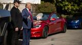 Donald Trump își cumpără un model Tesla de 80.000 de dolari pentru a-l susține pe Elon Musk