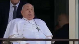 Papa Francisc a ieșit la fereastra spitalului. El a salutat mulțime adunată, care l-a aplaudat