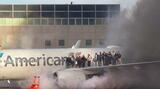 Pasageri evacuați pe aripa unui avion American Airlines după ce un motor a luat foc. Imagini de pe aeroportul din Denver