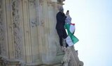 Bărbatul care a urcat cu un steag palestinian pe turnul Big Ben de la Palatul Westminster a fost reţinut