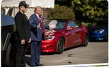 Donald Trump transformă gazonul Casei Albe într-un showroom TESLA ca semn de susținere a companiei lui Elon Musk