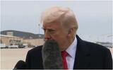 Donald Trump, lovit accidental peste față cu un microfon, în timpul unei conferințe. Momentul, viral: 