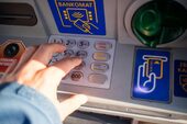 Câţi bani poţi retrage de la bancomat, în 2025. Sumele sunt mai mici decât ai fi zis