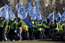 Ceferiști, rezerviști, polițiști, mineri, silvicultori și pensionari protestează în fața Guvernului, de Ziua Micii Uniri